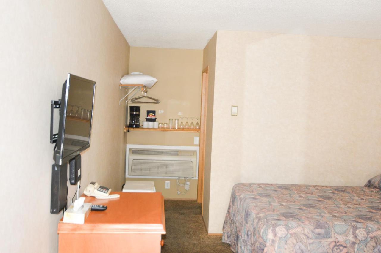 Shoreline Motel
