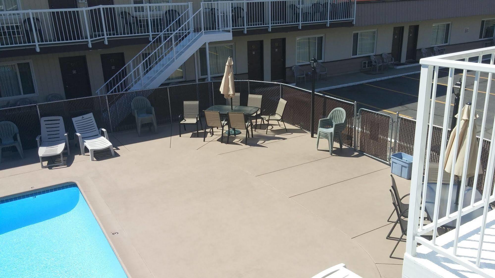 Shoreline Motel 2*