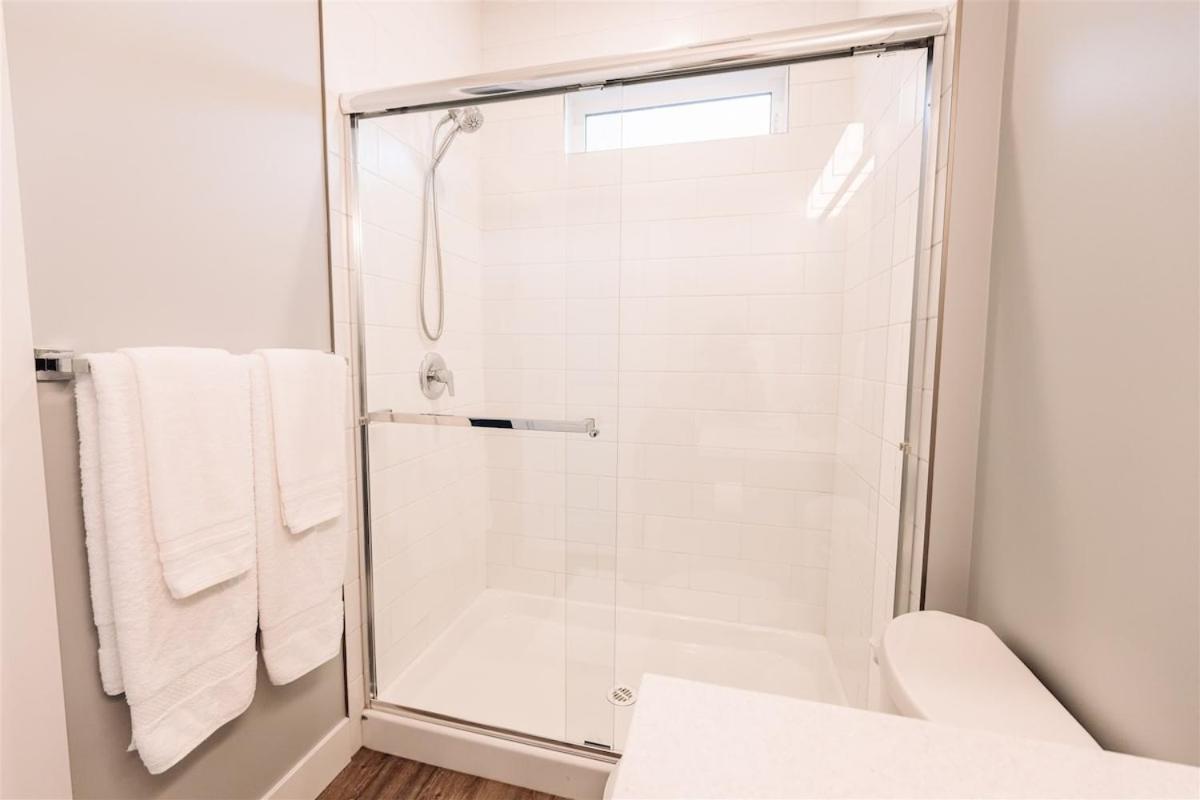 Brand New 3bdr - Close To Beach & Dining * Penticton