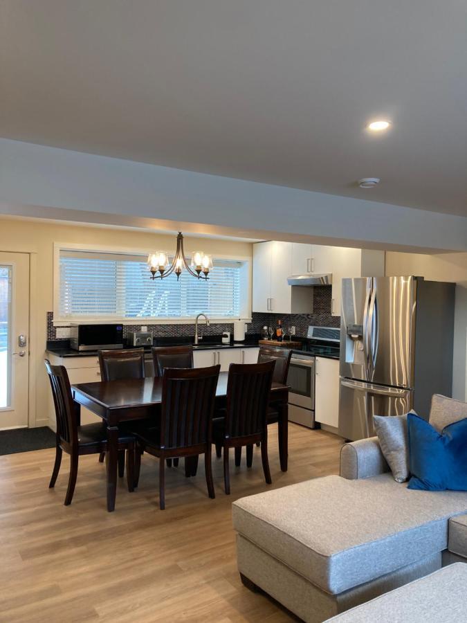 Apartamento Bright Poolside Walkout Two Bedroom Basement In The Okanagan *