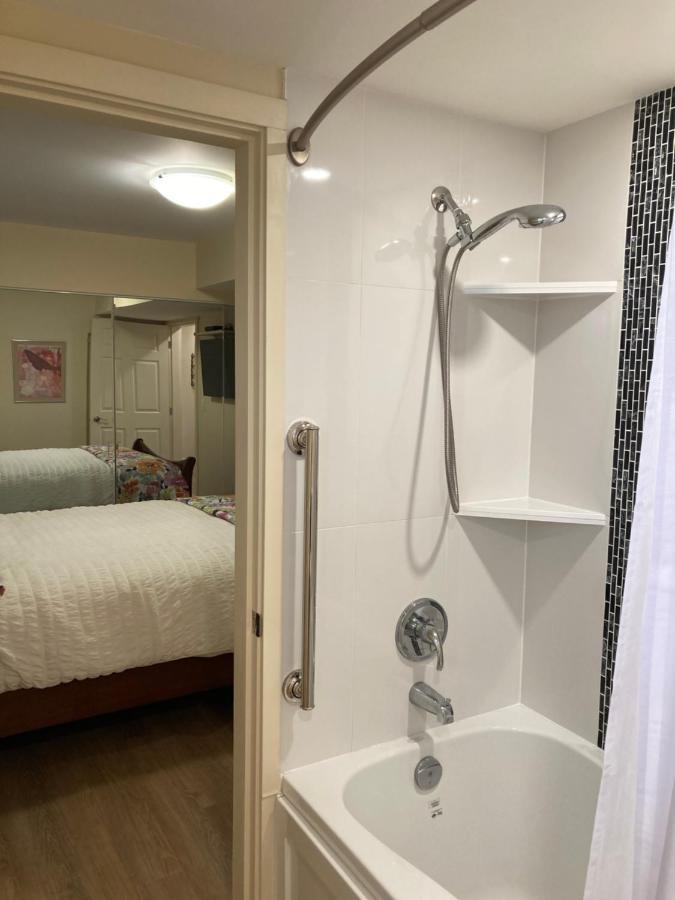 Apartamento Bright Poolside Walkout Two Bedroom Basement In The Okanagan