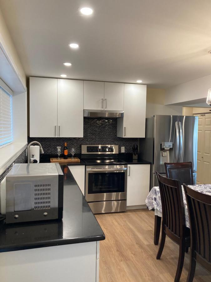 Apartamento Bright Poolside Walkout Two Bedroom Basement In The Okanagan *