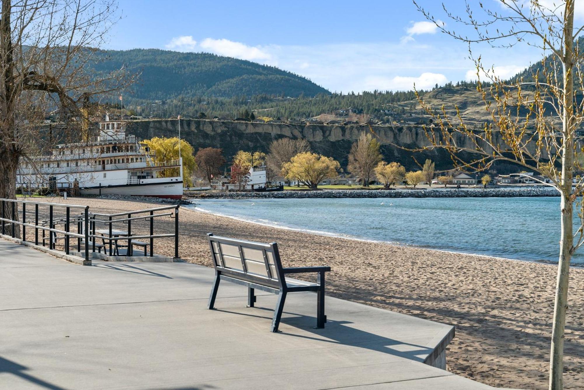 Okanagan Lakefront 2*