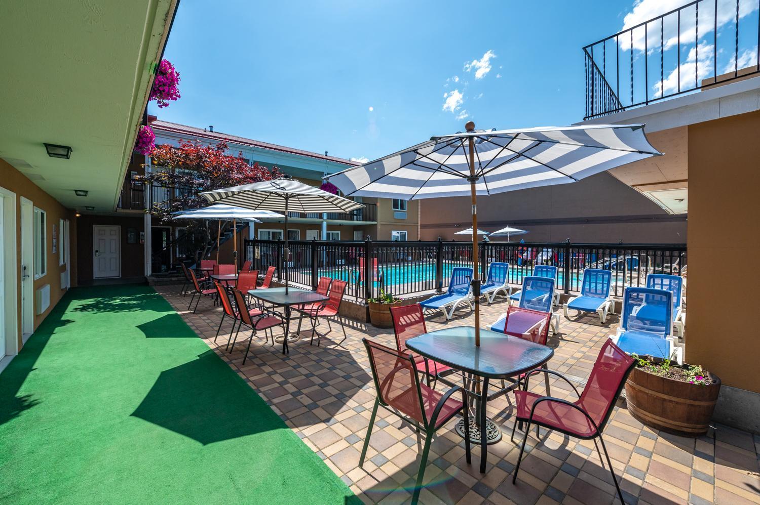 Motel Sahara Courtyard