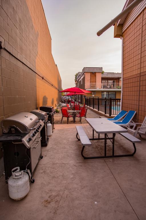 Motel Sahara Courtyard