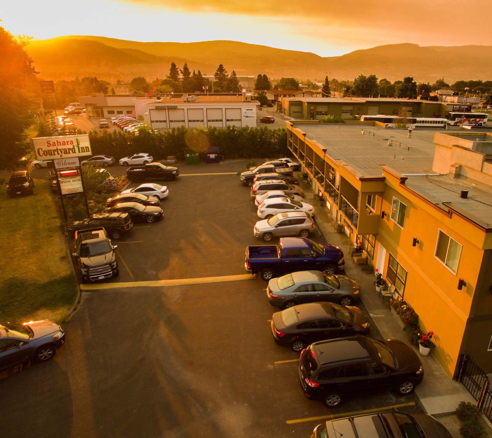 Motel Sahara Courtyard